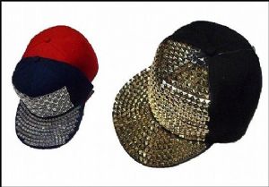 כובע פייטים קיים בכמה צבעים