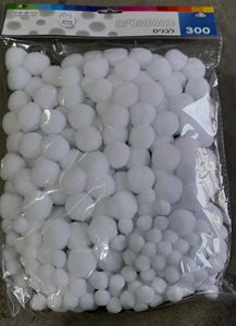 פונפונים לבנים